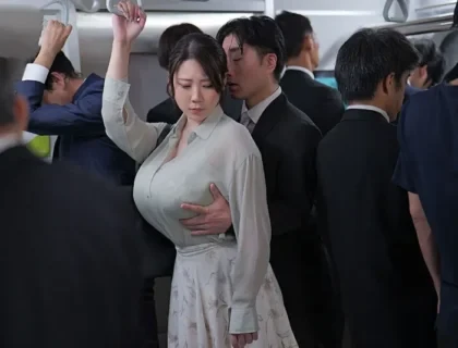 Cô gái ngực bự say xỉn trên chuyến tàu đông đúc