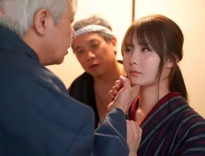 Để không bị hiến tế, cô gái đã phục vụ tình dục cho cả dân làng