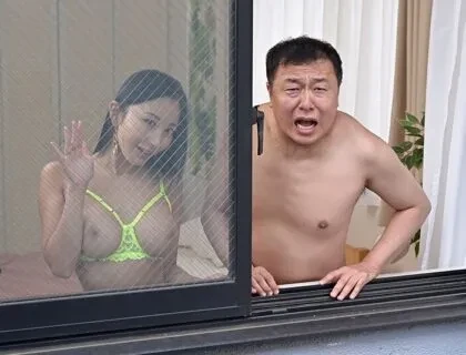 Hai thanh niên bị cô gái ở phòng đối diện phá trinh